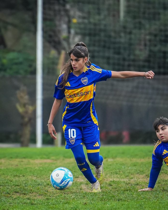 La historia de Alma Almaraz, la jugadora de 16 años que juega en Boca Juniors y se hizo viral por su habilidad