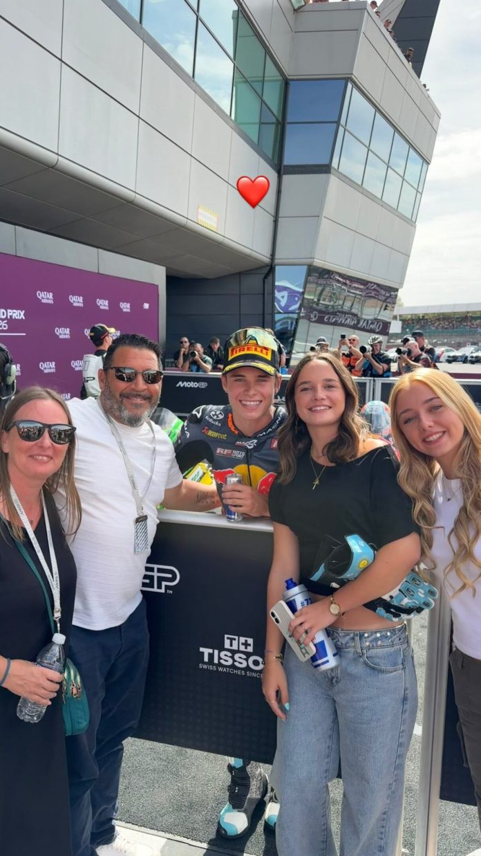 La maniobra del argentino Valentín Perrone para ser tercero en el Moto3 en Silverstone: su gesto para la Selección en el podio