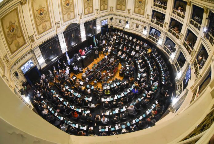 Legislatura bonaerense: cuántos empleados tiene y cuál es el costo diario por cada diputado y senador