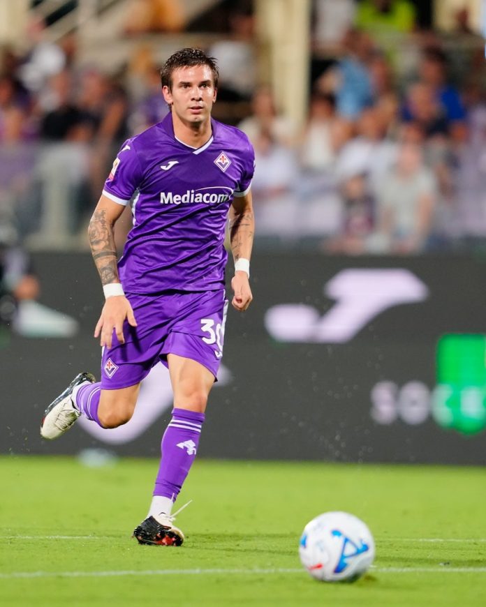 Mastantuono debutó en Fiorentina en el día de su cumpleaños: la jugada que casi termina en gol y el duro golpe que recibió