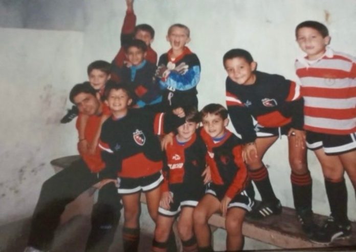 Revelaron fotos inéditas de la infancia de Messi tras su retiro de la selección argentina: el sentido mensaje de uno de sus amigos
