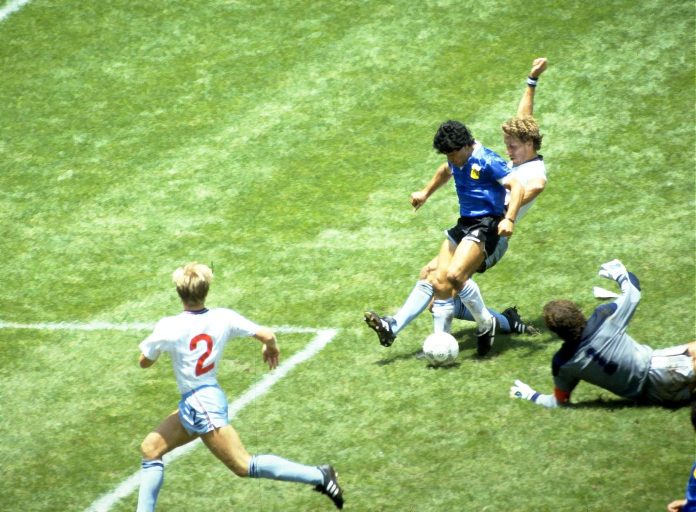 Una tormenta tropical, un vuelo de alto riesgo y un gol mítico que no vio: la increíble historia del regreso de Maradona al Azteca
