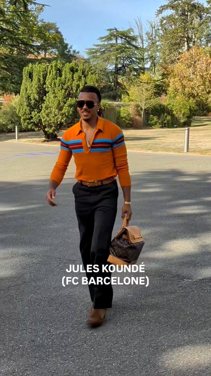 Así fue la llegada de los jugadores de la selección de Francia tras el nuevo reglamento que eliminó los “desfiles de moda”