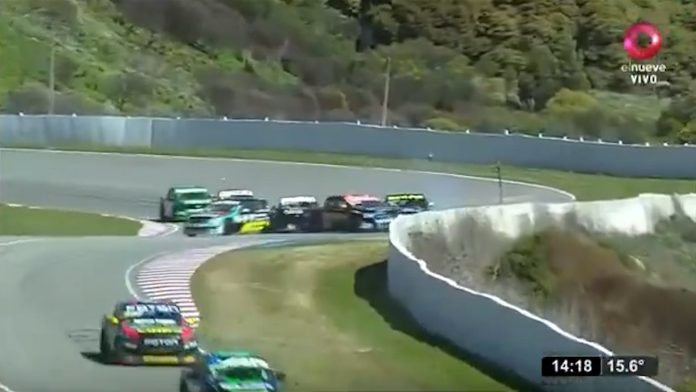 Debió abandonar por un choque, insultó al piloto que lo dejó fuera de carrera en la final del TC Pick Up y recibió una multa millonaria