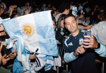 El gesto del Dibu Martínez y el plantel de la selección argentina al arribar a Córdoba: la multitudinaria bienvenida