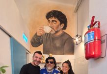 El periodista al que su papá y Maradona se le aparecieron en un sueño y fundó un café en homenaje al Diez: “Nos sentimos bendecidos”