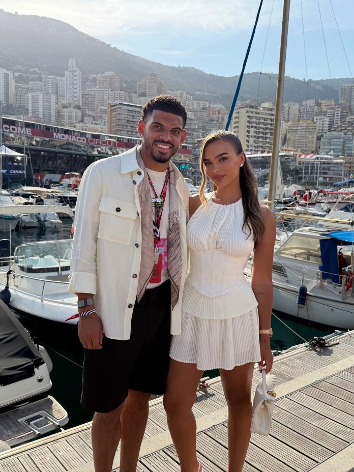 Lo citaron de urgencia a la selección de Inglaterra, grabó un video con su novia y los usuarios estallaron: “Vuelve a tus vacaciones”