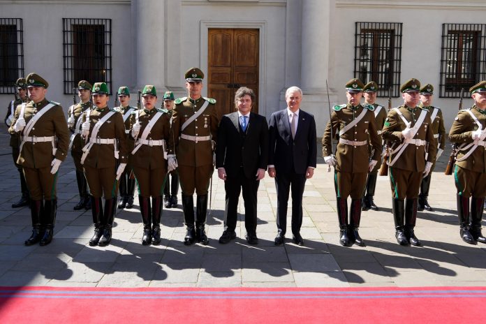 Milei mantuvo una corta bilateral con Kast en Chile: la mención por el Estrecho de Magallanes a horas de la cadena nacional por Malvinas