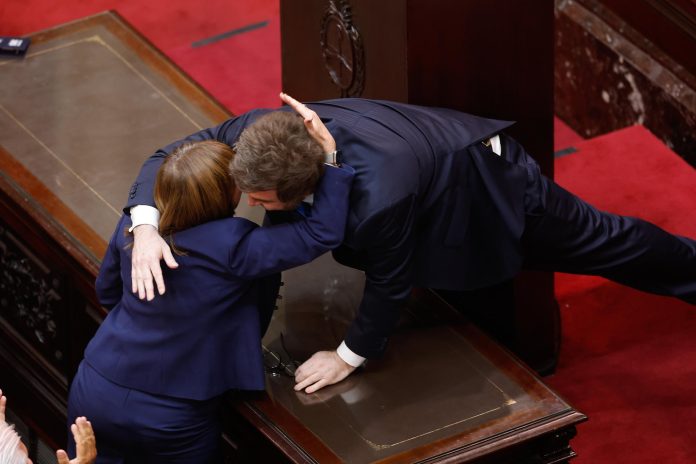 Milei vuelve a la Argentina con la economía bajo presión y un desafío político: contener a Patricia Bullrich