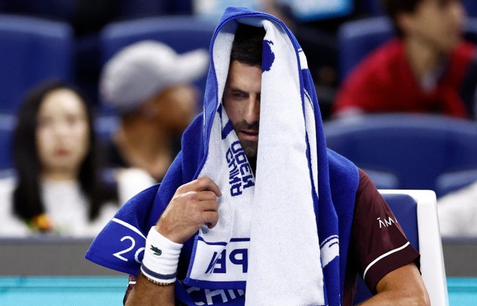 Novak Djokovic volvió a ganar un partido luego de tres meses, pero dejó otra imagen preocupante tras sus recientes problemas de salud