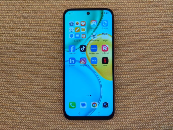 Probamos el Honor X7e, el smartphone de la batería enorme