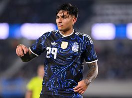 Debutó en la selección argentina, vio a Messi por primera vez y le dio un abrazo inolvidable: el susurro al oído que se hizo viral
