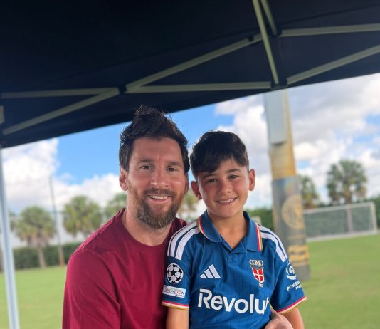 El álbum de fotos de Anto Roccuzzo que causó furor: la camiseta de fútbol que se “infiltró” en una imagen de Messi