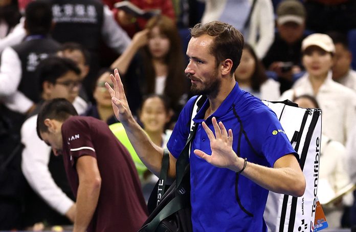 El descargo de Medvedev tras ser descalificado por pegarle un pelotazo a un fanático y la reacción de Djokovic: “Estoy en shock”