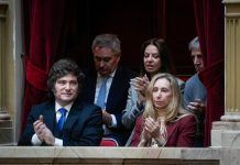 El embate opositor por la Ley de Tierras complica a un Gobierno fragmentado y con los Milei fuera del país