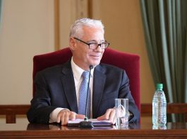 El titular de la Corte bonaerense planteó que el Estado se debe expresar de forma sencilla para garantizar derechos