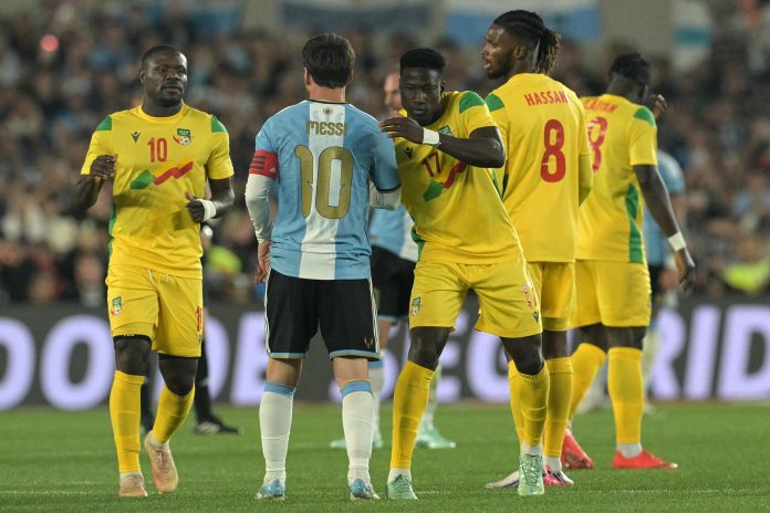 Los tres regalos que le dio el plantel de Benín a Lionel Messi: el significado de la particular estatuilla que le entregaron