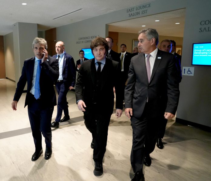 ¿Serrucho o caída consolidada?: el fantasma económico que merodea al Gabinete mientras Milei polariza